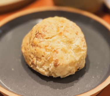 Chipá recién horneado en plato de cerámica gris