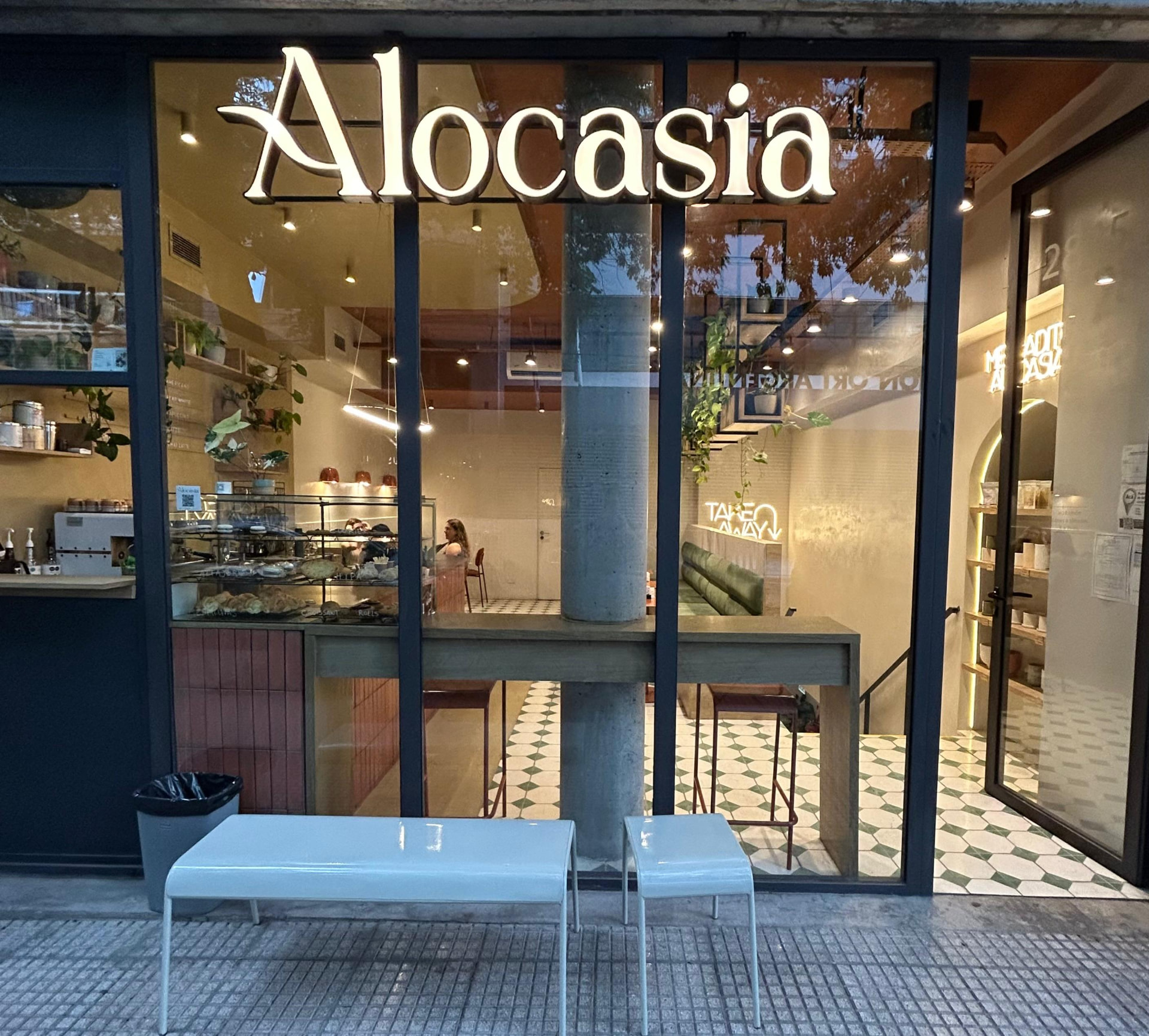 Frente de Alocasia Café con el cartel iluminado en Montañeses 2885, Núñez