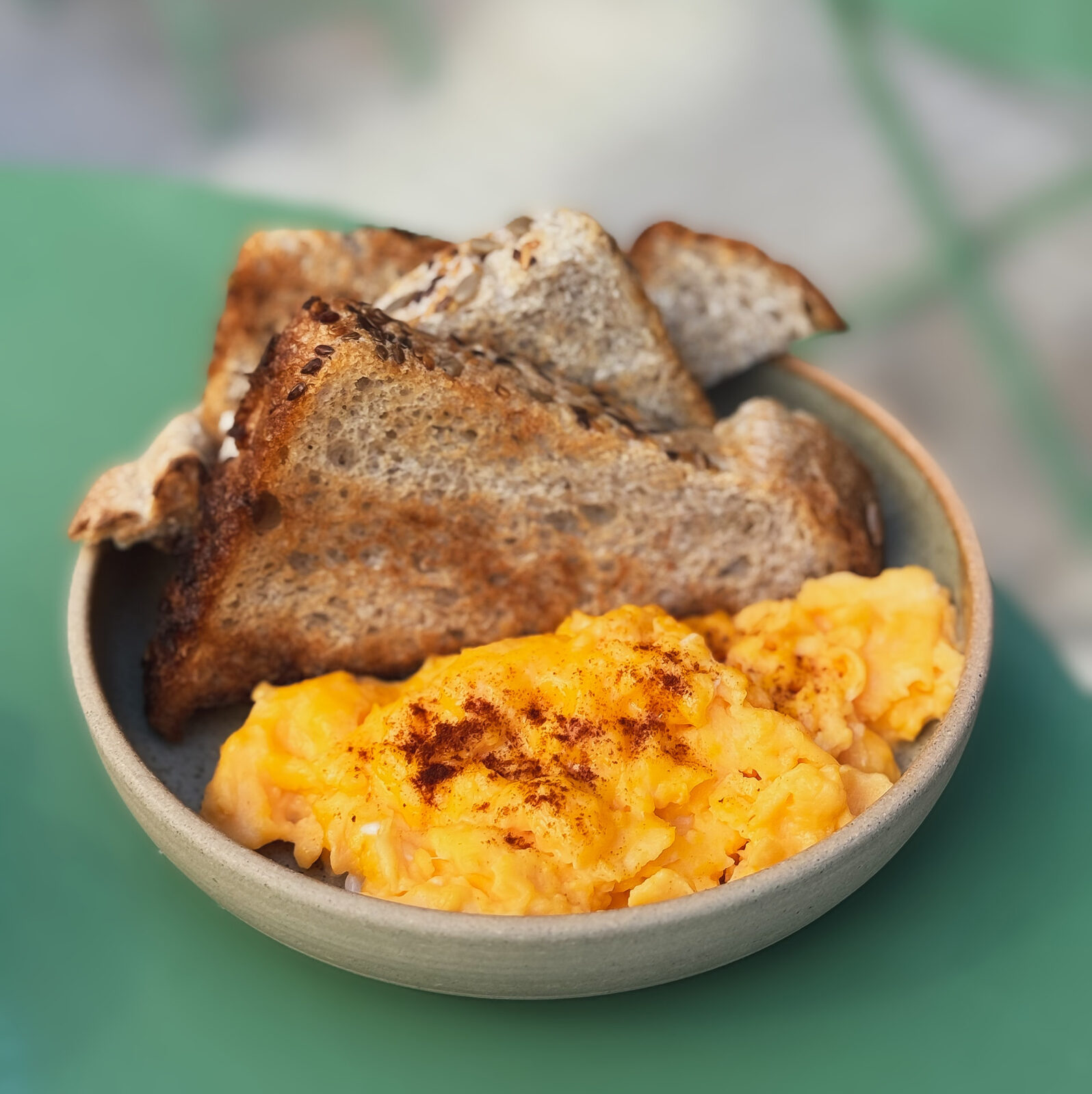 Huevos revueltos con tostadas de pan de semillas
