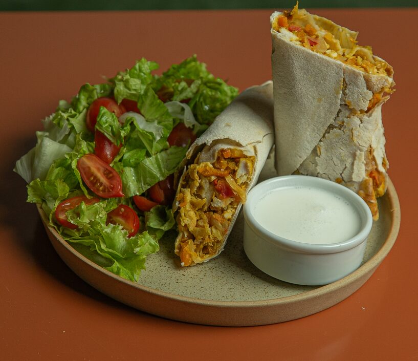 Roll de pollo con ensalada fresca y salsa